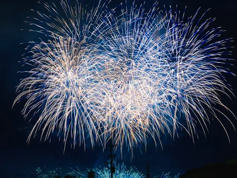 夜空を埋め尽くす光の祝祭