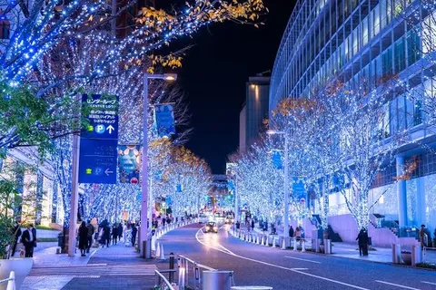 夜の街を彩る青の輝き