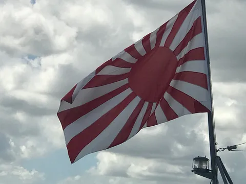 大空に舞う、緋色の太陽