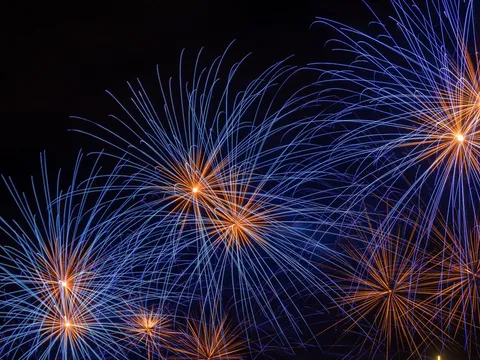 夜空に咲く青橙の花火