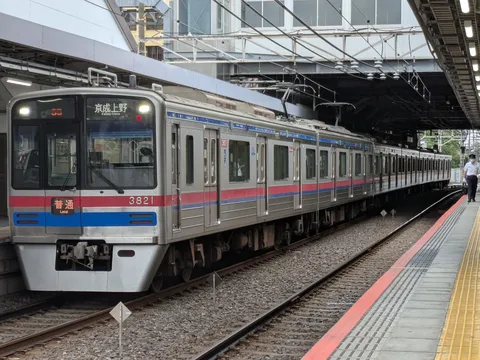 静かに佇む、都会の銀色列車