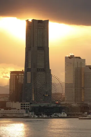 黄金に輝く都市の夕景