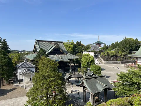 青空に映える古刹の佇まい