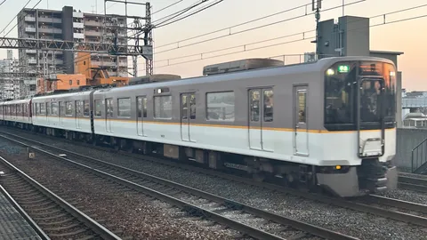 夕暮れ時の鉄道風景
