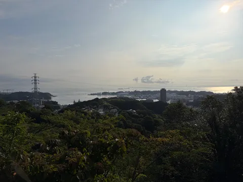 鉄塔と港町の遠景