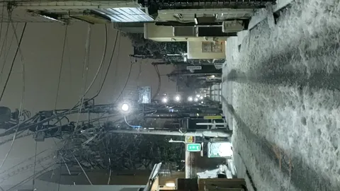 雪が降る夜の街並み