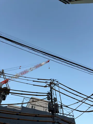 電線とクレーンの青空