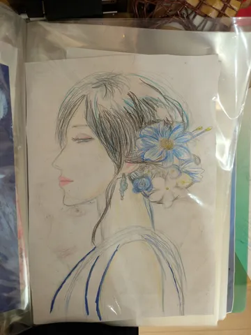 可憐な花飾りの横顔