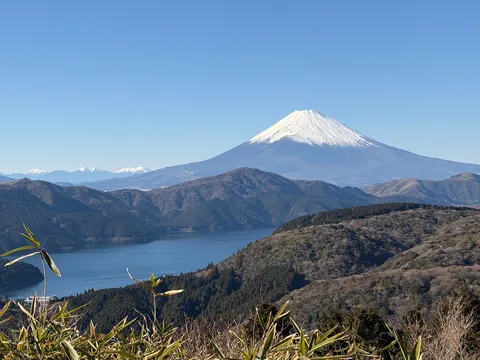 雪化粧の富士山と湖