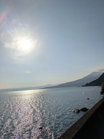 水面の煌めき、遠くの山並み
