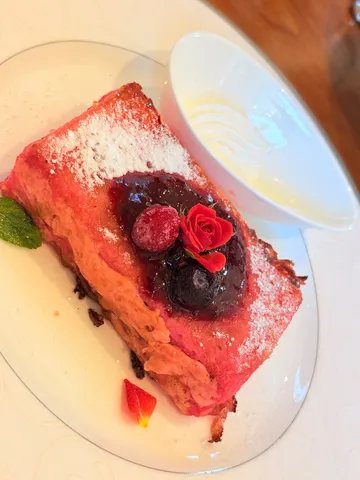 薔薇とベリーのピンクケーキ