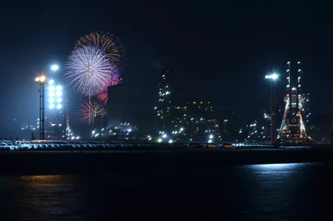 夜景を裂く花火と光
