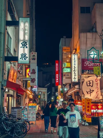 ネオン煌めく夜の街角