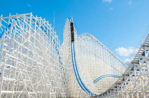 空へ駆ける白と青の絶叫