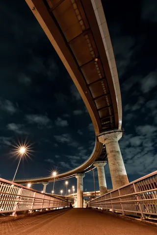 夜空に映える未来への道