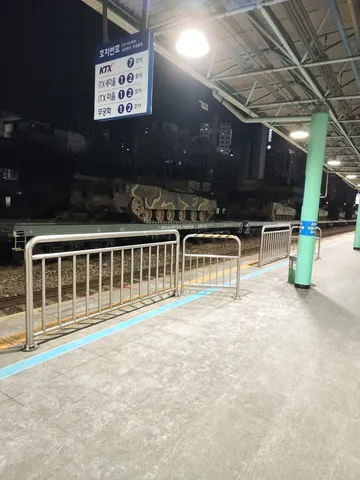 夜の駅に佇む、戦車の運搬