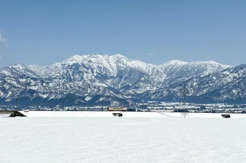 雪景色を駆ける列車の静寂