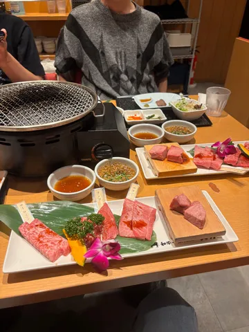 鉄板を囲む、味覚と視覚のご馳走