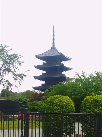 雨空にそびえる五重塔