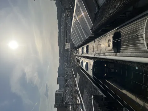 陽光降り注ぐ駅の情景