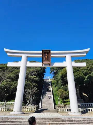青空へ続く白い鳥居