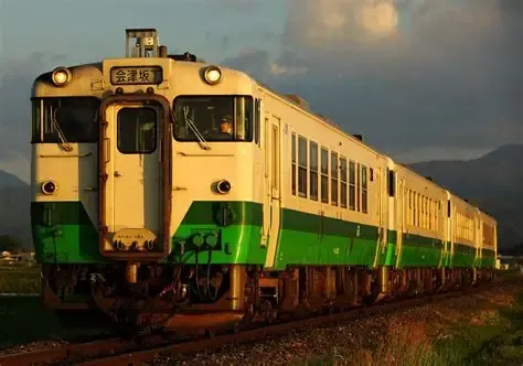 夕陽に染まるレトロな列車