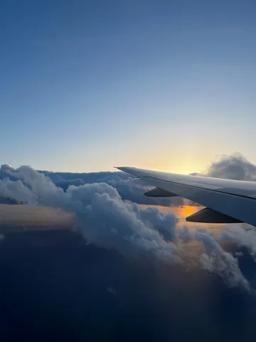 雲海に沈む夕日、機窓からの絶景