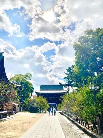 空と樹の間の静謐なる門