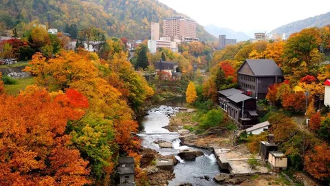 紅葉の谷を流れる時間