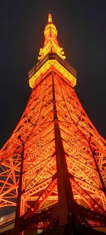夜空に浮かぶ赤い塔