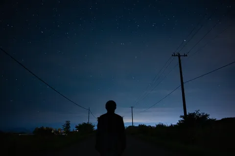 星空を走る夜の影