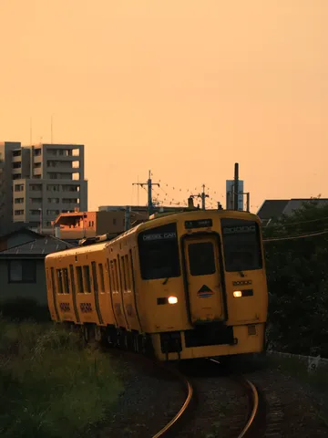 夕暮れの黄色いディーゼルカー