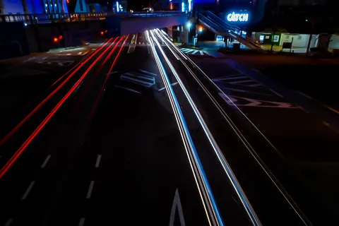 夜を駆ける光の軌跡