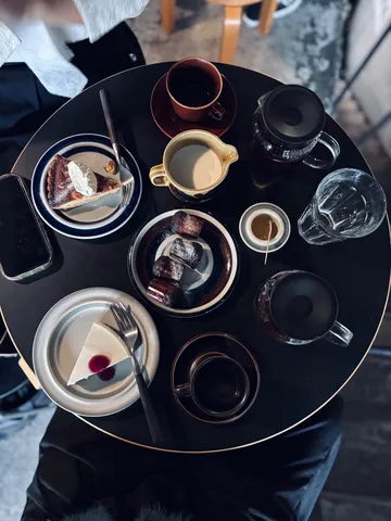 午後のカフェタイム、誘惑のスイーツとコーヒー