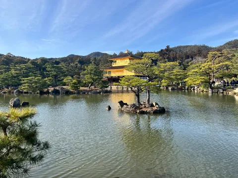 黄金の寺院、静寂の水鏡