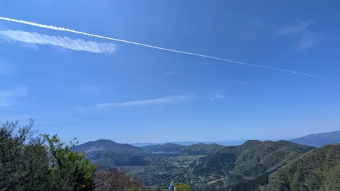 大空を横切る白い線
