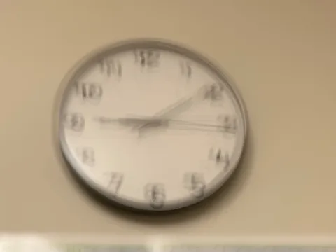 時が流れる、白壁の時計