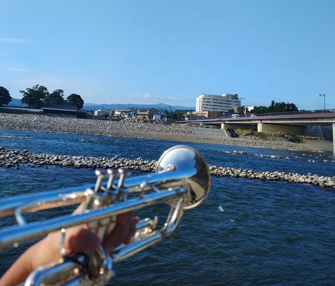 水辺に響く銀色の音