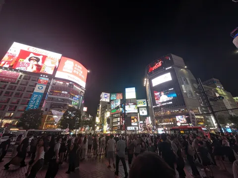 夜の渋谷交差点の賑わい