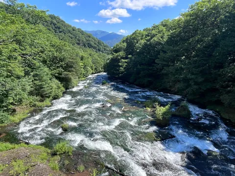 山あいの急流ジェットコースター