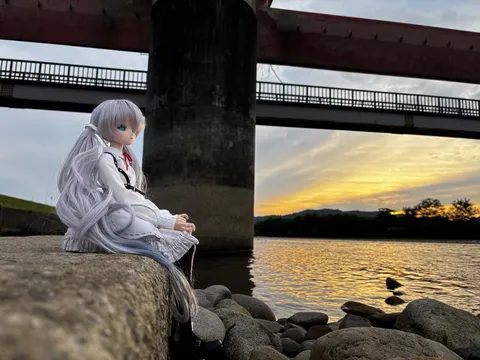橋の下、夕映えを抱く