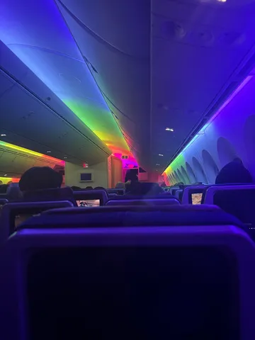 虹色に照らされた飛行機内