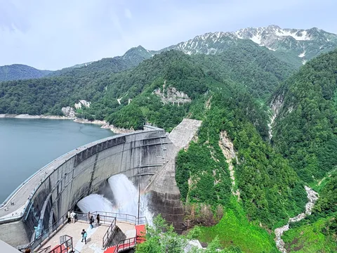 巨大ダムと山々の迫力