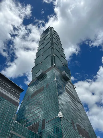 天空を貫く緑の巨塔
