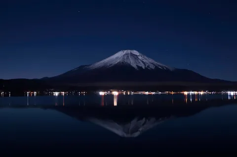 静寂を映す、富士山の夜景