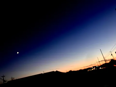 三日月と空のグラデーション