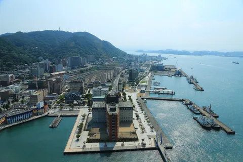港町と山の緑影