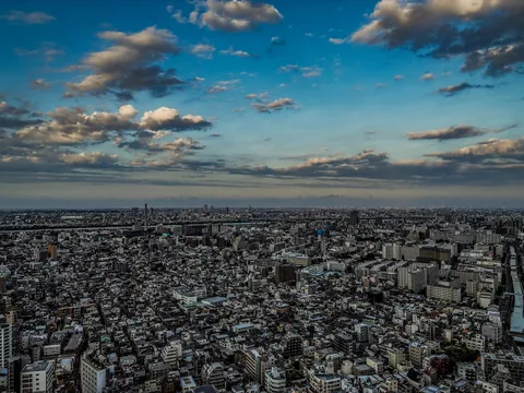 広がる都市の灯り、夜景を映す空