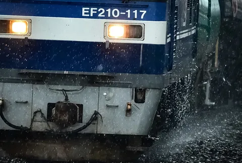 雨粒とヘッドライトの競演