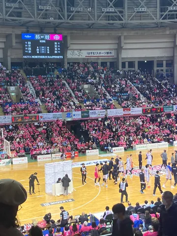 応援席の熱気とコートの静寂
